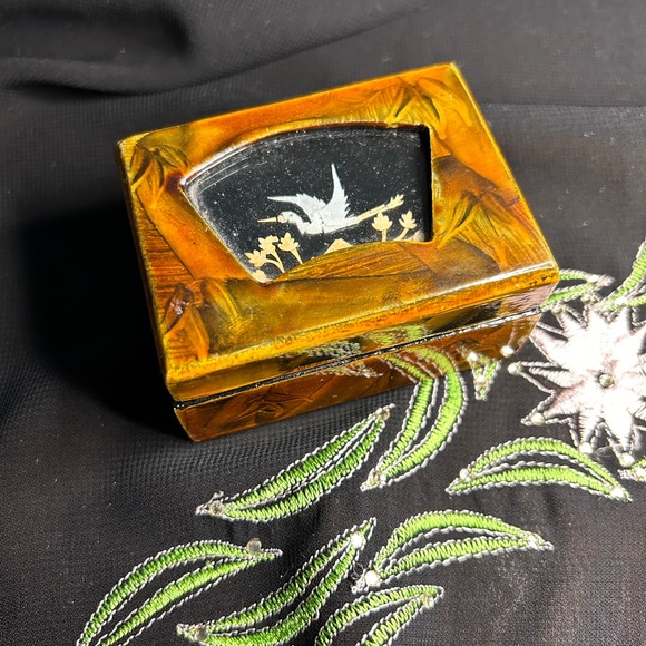 VTG Lacquered and Satin lined Stash or Trinket box. Made in China. - Picture 2 of 7